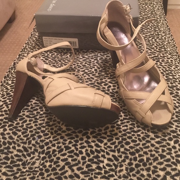 Kristin Davis taupe leather sandals (size 11)