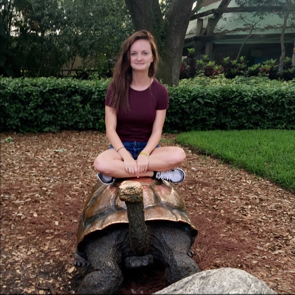 Meet your Posher, Liz - Picture 2 of 4