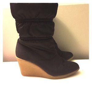 Size 8 black wedge boots