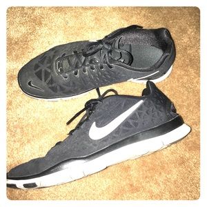 Black/white Nike Frees