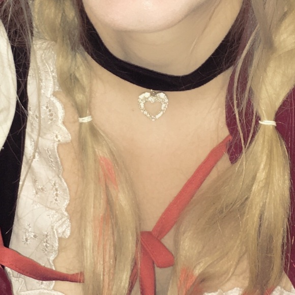 Black choker with rhinestone heart - Picture 2 of 2