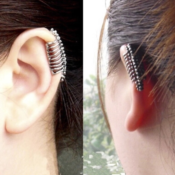 Skull Vertebrae Ear Cuff