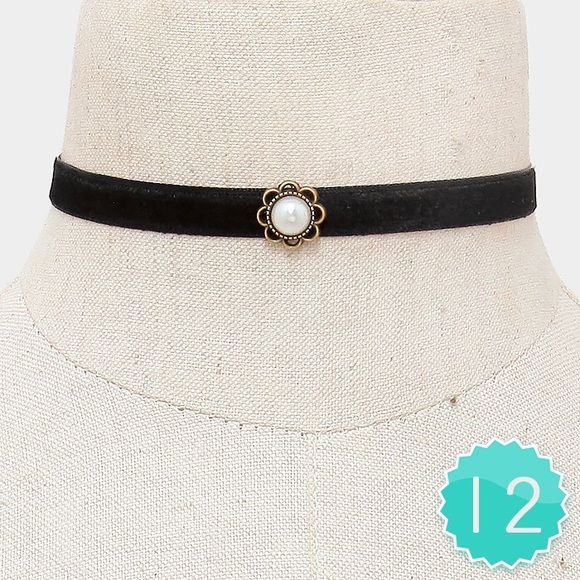 Jewelry - Pearl flower velvet choker