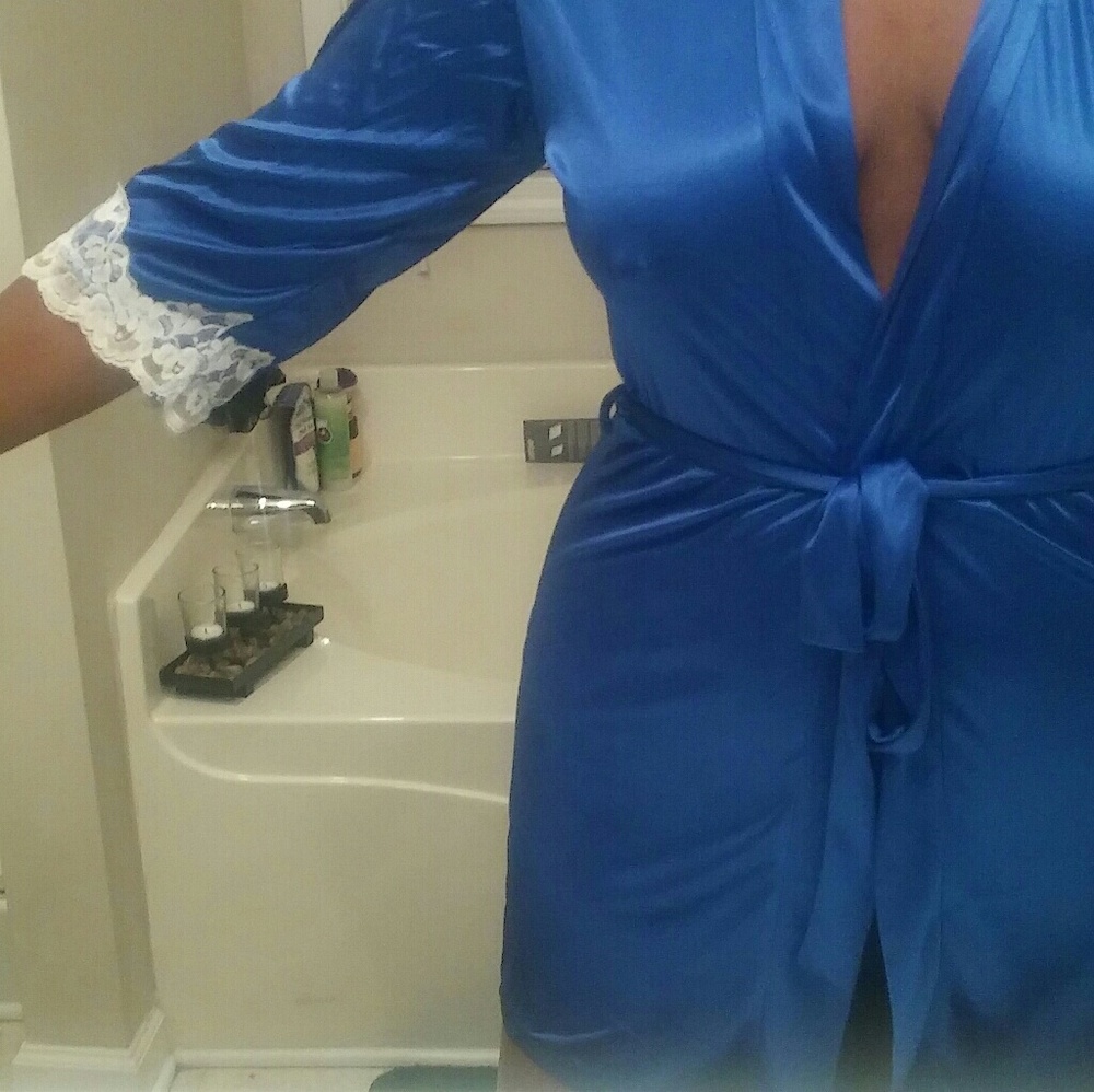 Blue silk/lace Robe - Picture 2 of 2