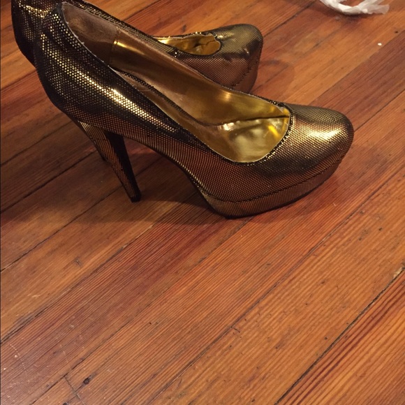 Gold pumps - Picture 3 of 3