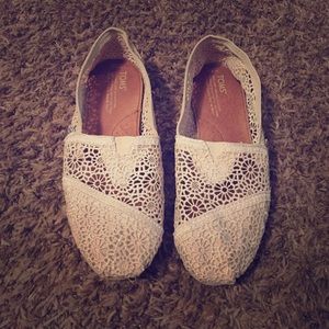 Toms Lace Classic Slip Ons