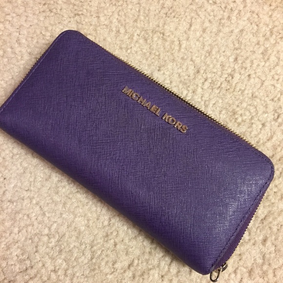 Michael Kors Zip around Wallet