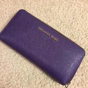 Michael Kors Zip around Wallet