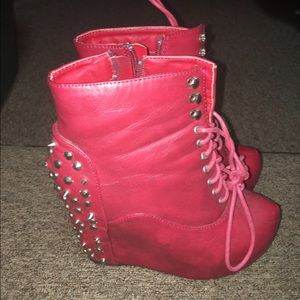 Red spiked wedges