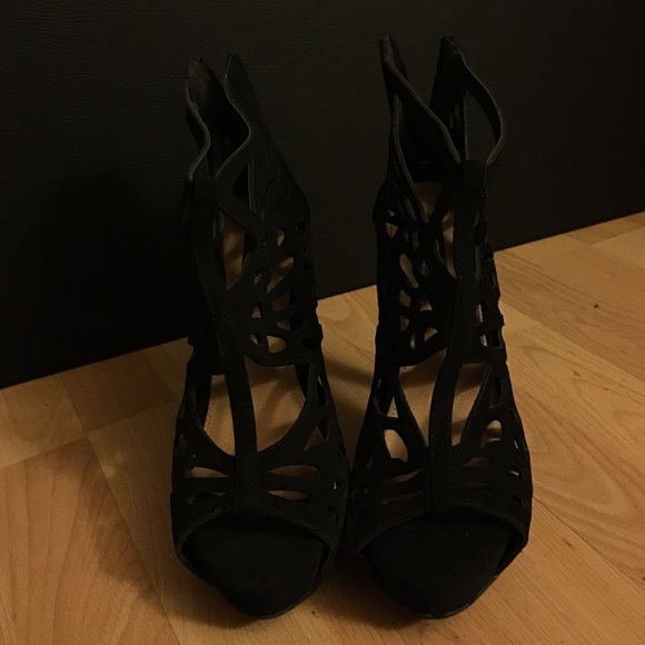 4 inch heel, size 8, zipper on the back - Picture 2 of 3