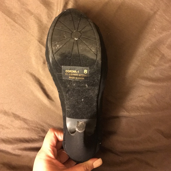 4 inch heel, size 8, zipper on the back - Picture 3 of 3