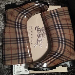 Burberry Brit Water boots