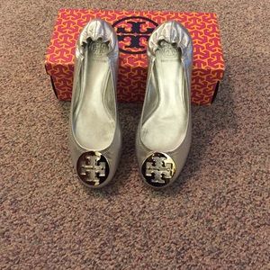 *NEW*Tory Burch Silver metallic leather REVA flats