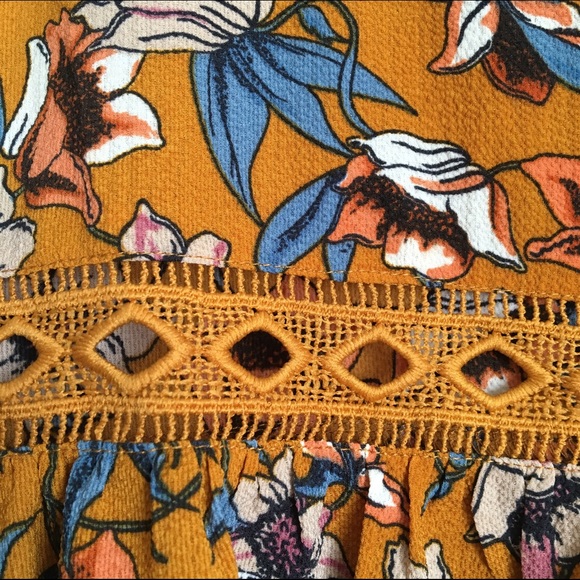 NWT Timing Bohemian Bell Sleeve Top Floral - Picture 4 of 5