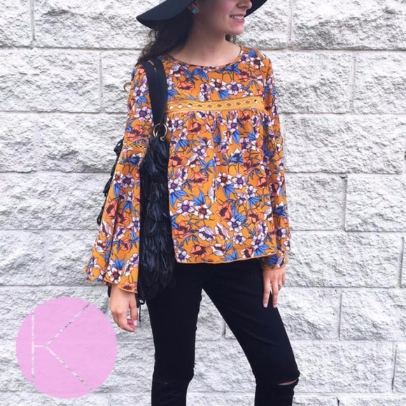 NWT Timing Bohemian Bell Sleeve Top Floral - Picture 2 of 5