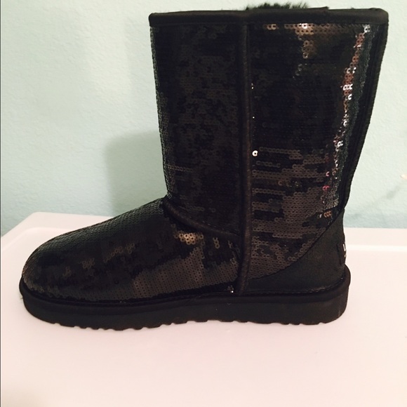 BRAND NEW !! Uggs including the box