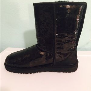 BRAND NEW !! Uggs including the box