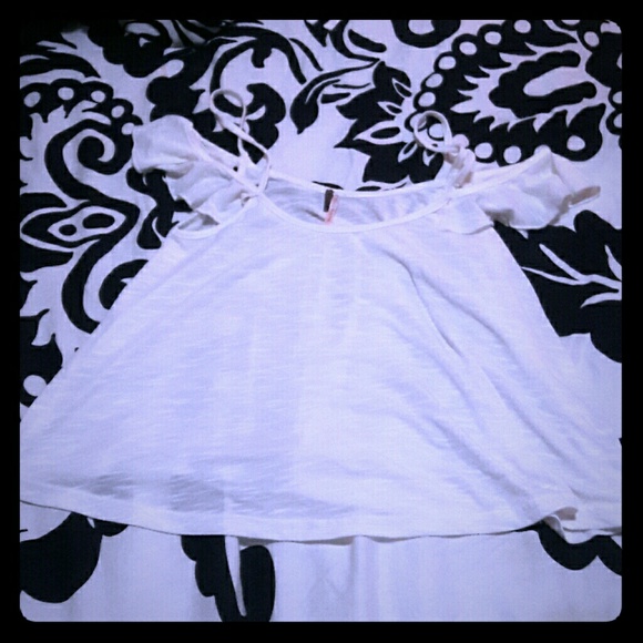 5/$10 Cropped flutter sleeve top