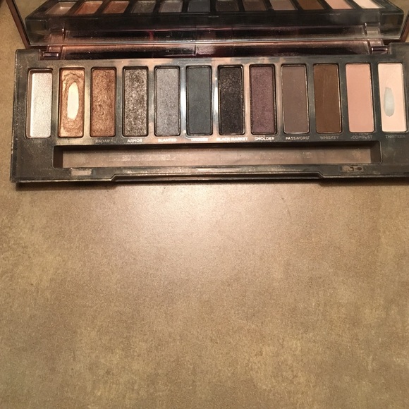 Used urban decay Smoky Palette! - Picture 2 of 2