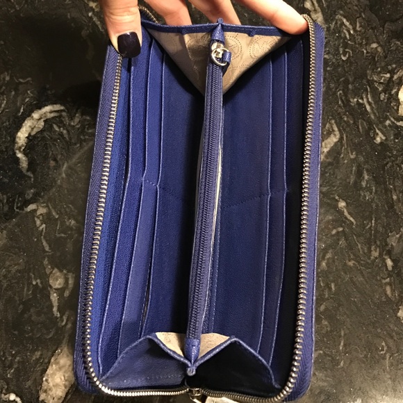 Authentic Continental Michael Kors Zip Wallet - Picture 3 of 4