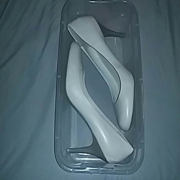 Never Worn pale tan/gray heels size 10