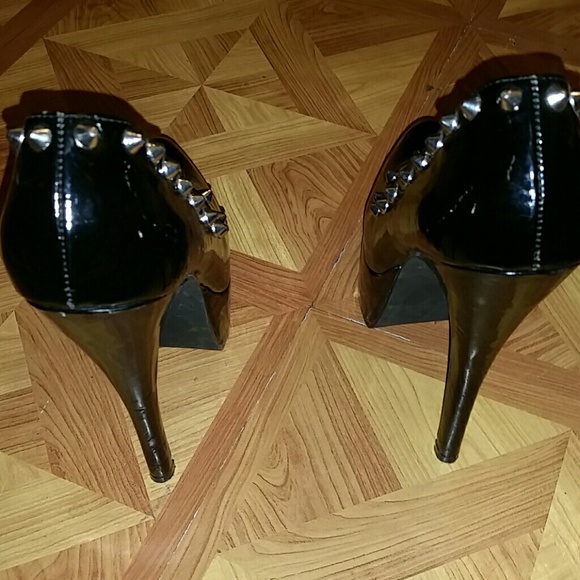Wow them spiked heels - Picture 2 of 3