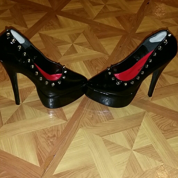 Wow them spiked heels - Picture 3 of 3