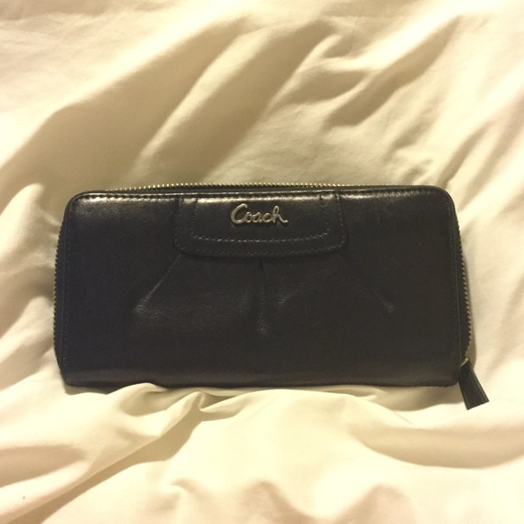 EUC Coach BLK Leather Zip Around Wallet
