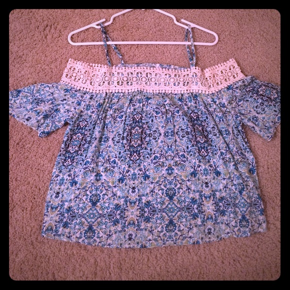 Comfortable and cute off the shoulder shirt NWOT