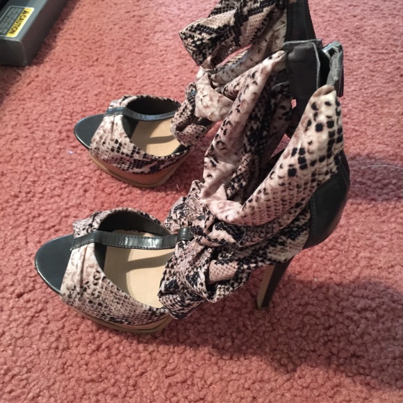 ๐2xHP๐Victoria Secret Heels - Picture 2 of 4