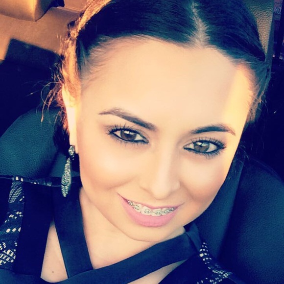 Meet your Posher, Aracely - Picture 1 of 1