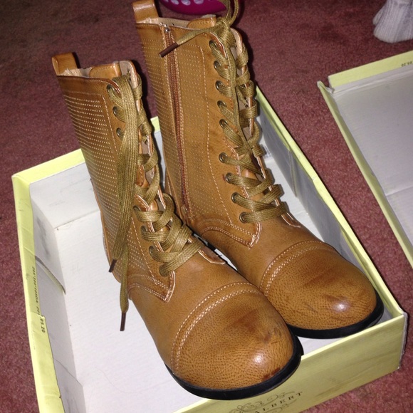 Tan combat boots🍂 - Picture 1 of 3