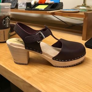 Lotta Tbar Clogs in Aubergine Leather s 39
