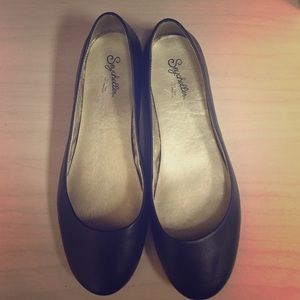 Black leather Seychelles flats size 7.5. Brand new