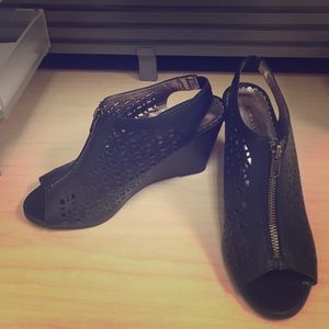 Sociology black wedges with laser cutout detail