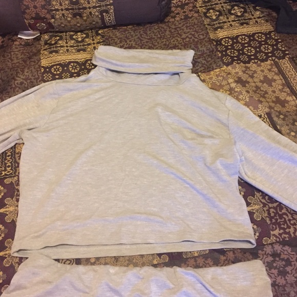 2 piece crop turtle neck skirt set never worn - Picture 3 of 4