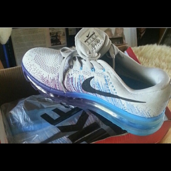 Mens Nike Flyknit Roshe Run. Size 7