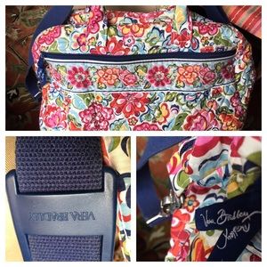 Beautiful Vera Bradley Duffle Bag! 💋