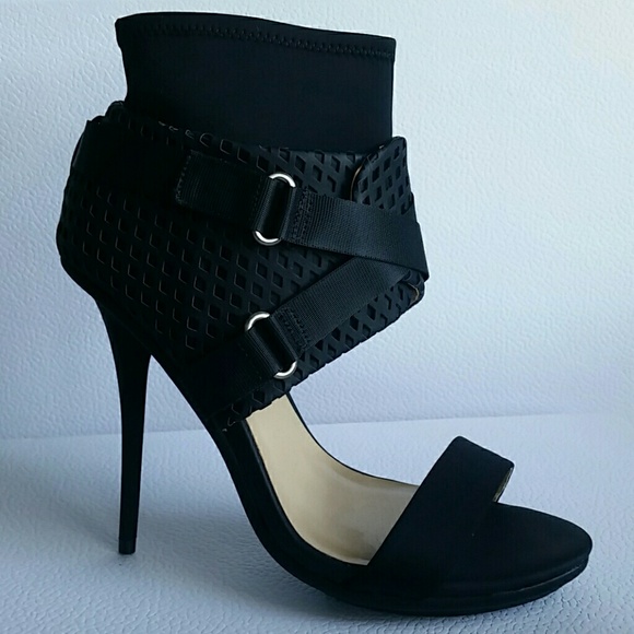 Black pumps