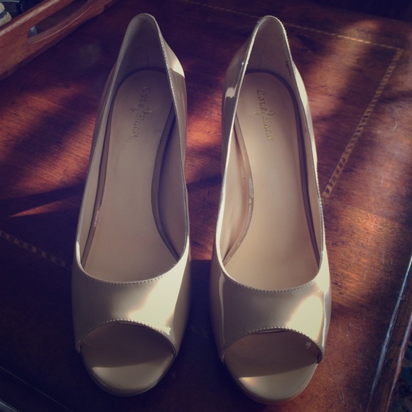 ColeHaan/ Nike peep toe nude patent leather pump