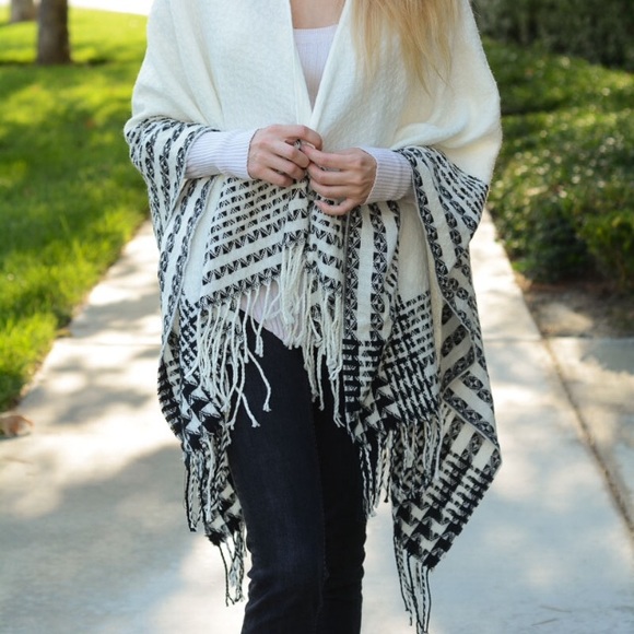 🌟last one🌟Lovely Quilted Poncho - Picture 2 of 3