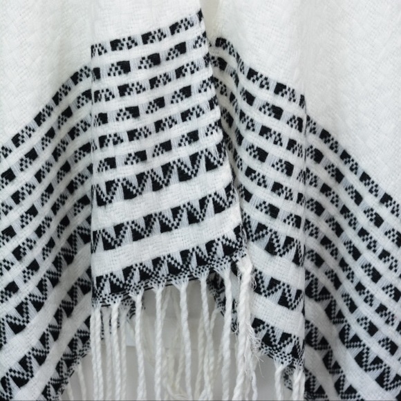 🌟last one🌟Lovely Quilted Poncho - Picture 3 of 3