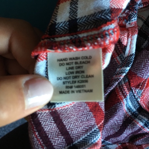 Girls size 10/12 red flannel, made of rayon - Picture 4 of 4