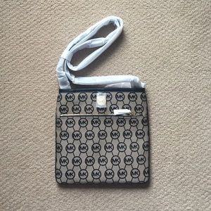 Michael Kors LG Pocket Crossbody (Black)