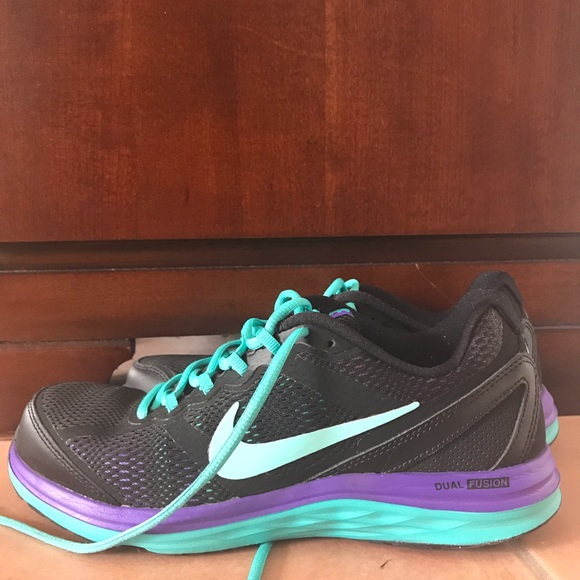 Nike dual fusion sneakers