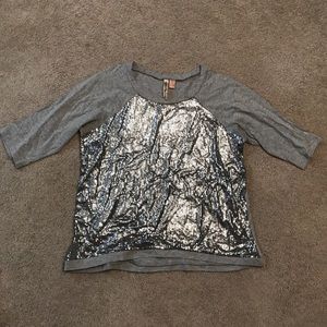 Sequenced grey 3/4 sleeve shirt.