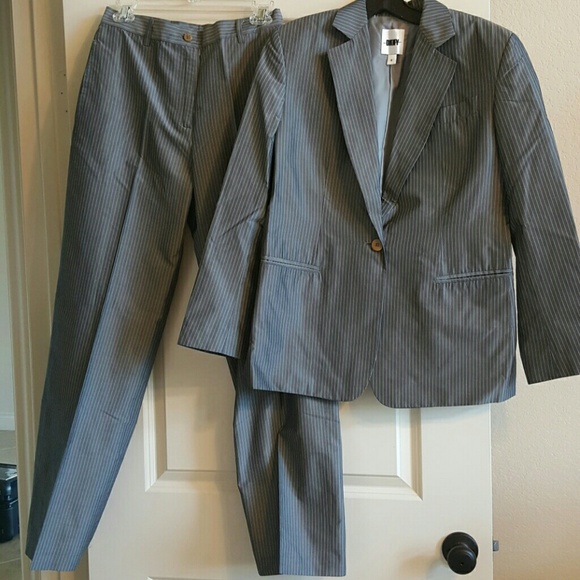 2 Piece Suit - Picture 1 of 3