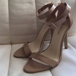 NWOT Nude heel