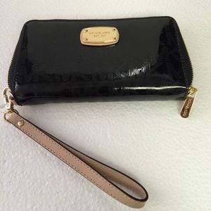 MICHAEL KORS LG PHONE WALLET/WRISTLET SHINY BLACK!
