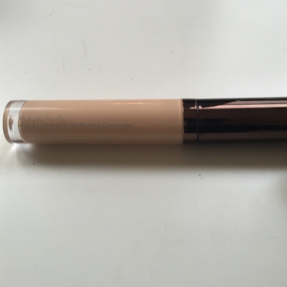 Becca Aqua Luminous Concealer